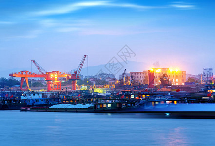 长江码头和起重机图片