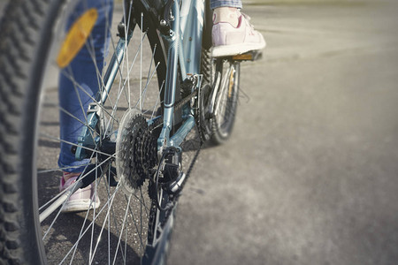 关闭一个自行车齿轮装置和山地自行车图片