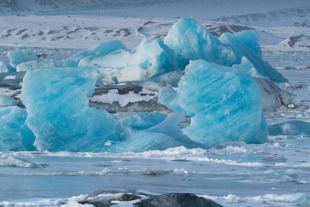 冰川环礁湖Joekulsarlon的全景和冰山图片