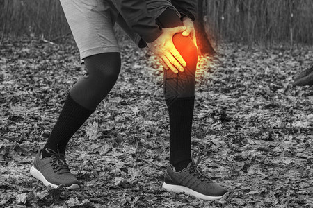 骨膜一名穿着训练服的男子在户外锻炼时慢跑时膝盖受伤损伤跑步技术错误跑步肌腱炎背景