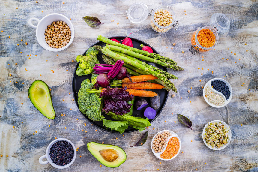 健康沙拉的五颜六色的蔬菜均衡的饮食图片