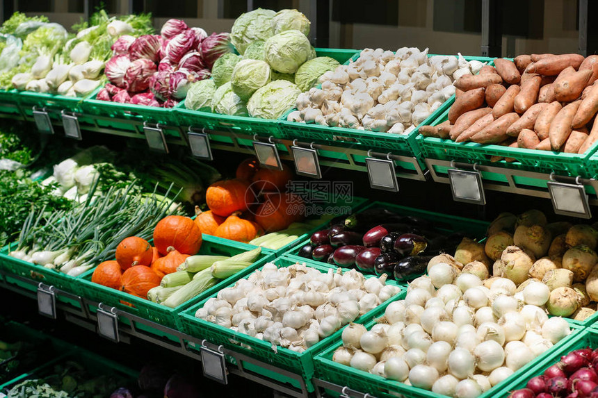 自助超市中未包装的新鲜蔬菜零废物运动和理念可持续贸易和有机图片