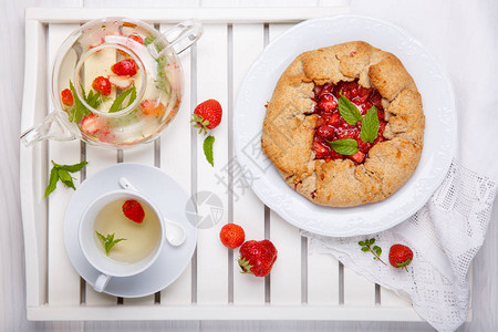 草莓方饼和香草茶自制健康全麦浆果开放馅饼水图片