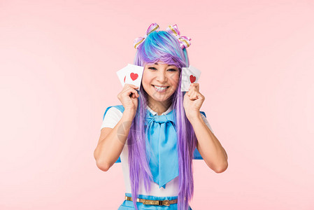 穿着紫色假发的亚洲有动漫快乐女孩图片
