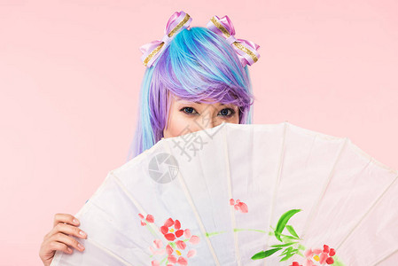 戴假发的亚裔有动漫女孩拿着纸伞在粉图片