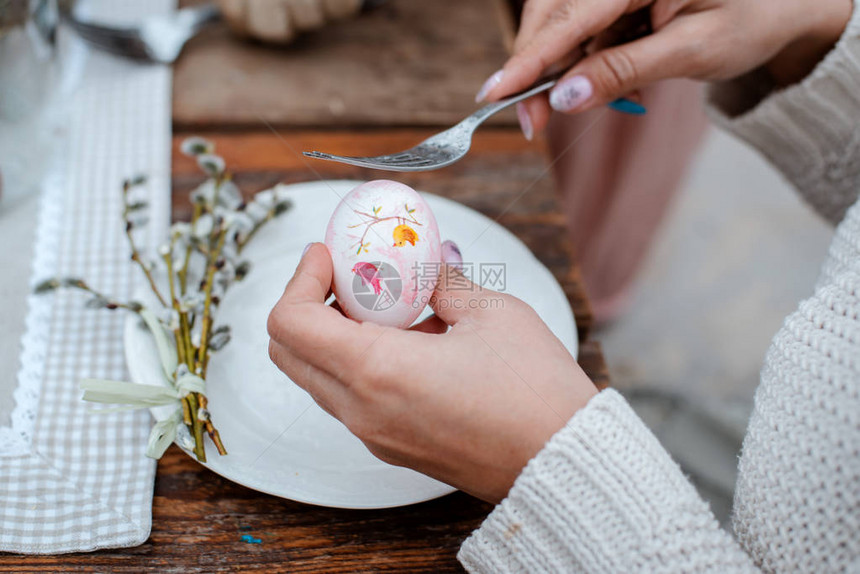 女手握着鸡蛋紧贴图片