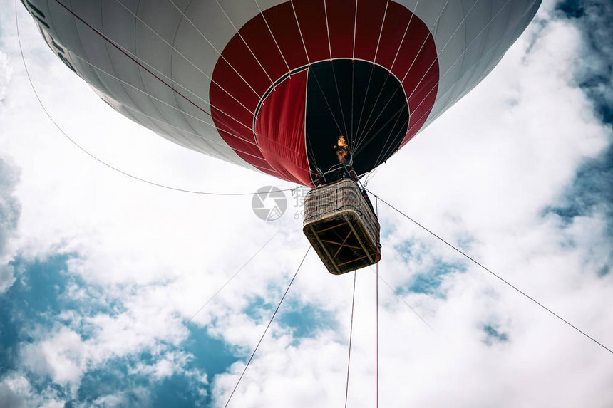 快乐的人在大气球飞艇上飞行图片