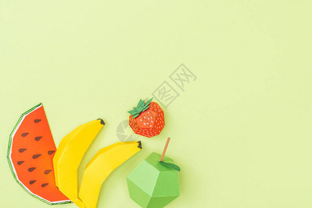 彩色折纸香蕉苹果草莓和西瓜的顶部视图图片