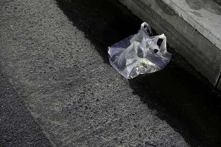 塑料袋垃圾被倾倒在路上图片