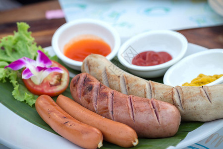 烤香肠和蔬菜烤猪肉香肠香肠配辣酱美味的德国香肠图片