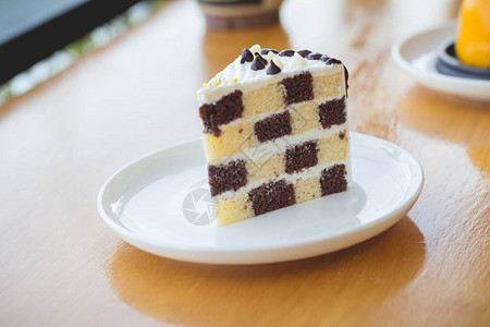 巧克力和黄油海绵蛋糕海绵蛋糕在舒适的图片