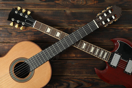 木制背景的电吉他和古典吉他顶视图图片