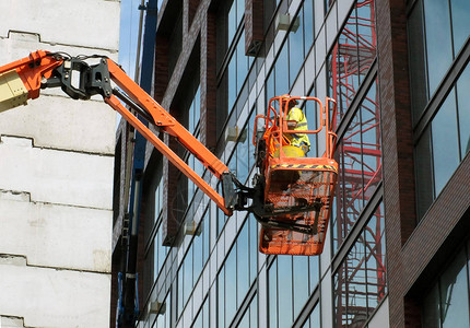 战袍高架平台上的建筑工人背景