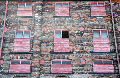 一栋废弃的废旧砖头工业大楼外表图片