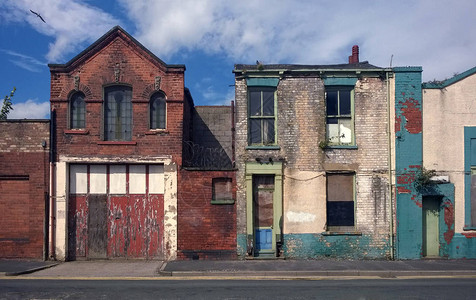 住宅街上的废弃房屋和废弃的商业地产图片