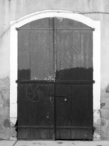 旧木制闭门窗的单色图像图片