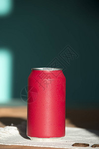 红汽水罐和装满冰块的玻璃杯图片