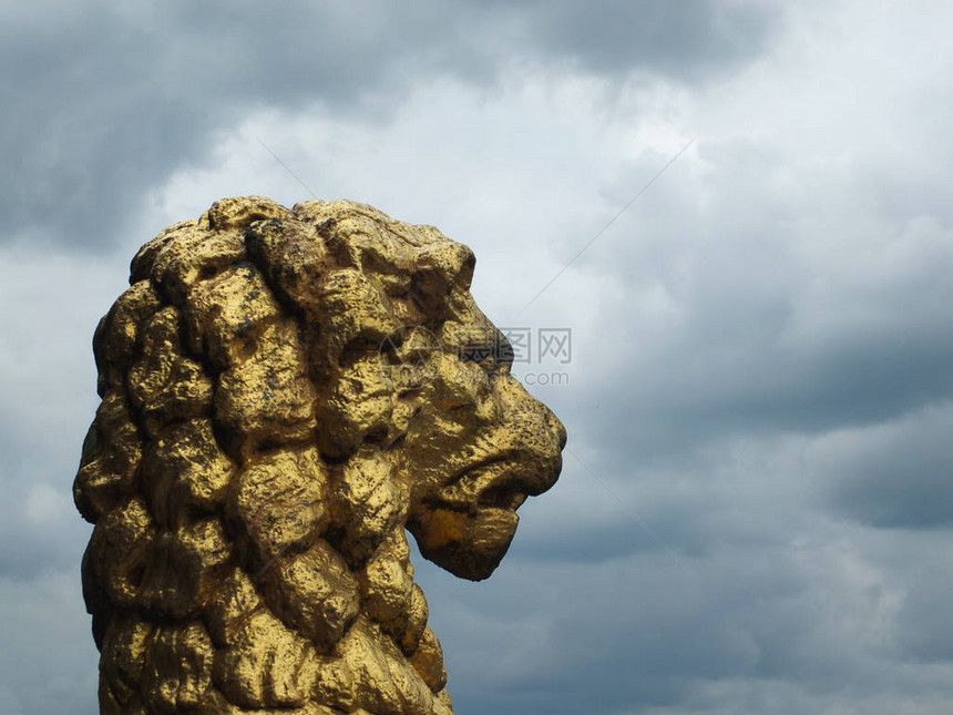 一个古老的金色狮子雕像用来装饰历史上的Rochdale市政厅对抗图片