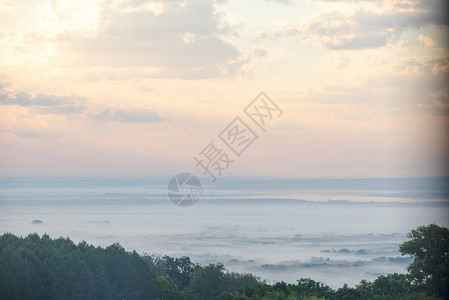 一片美丽的烟雾覆盖山谷图片