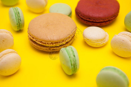 法国美味的马卡龙甜点在黄色背景上图片