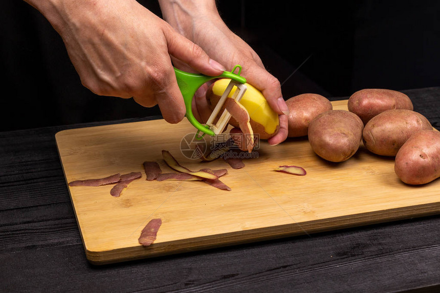 用特别的刀削机清洗马铃薯的过程图片