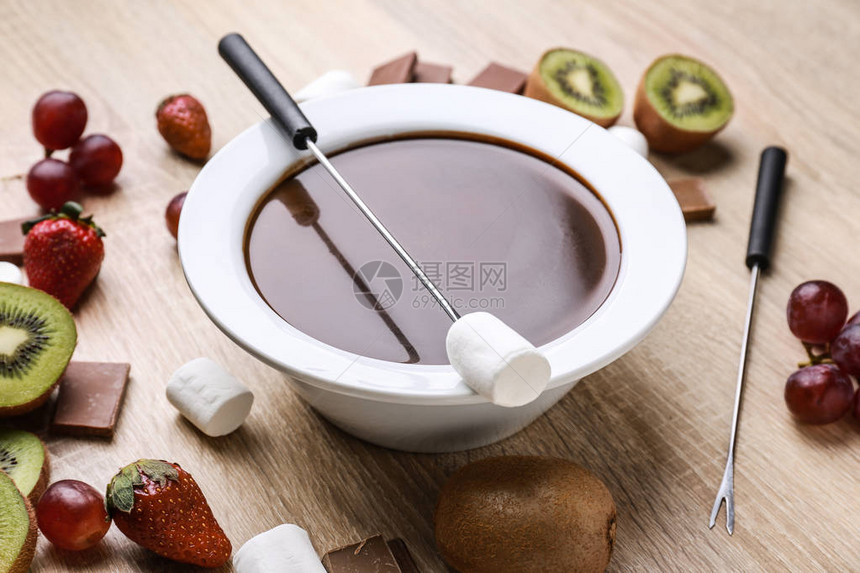 碗餐桌上有美味的巧克力甜点图片