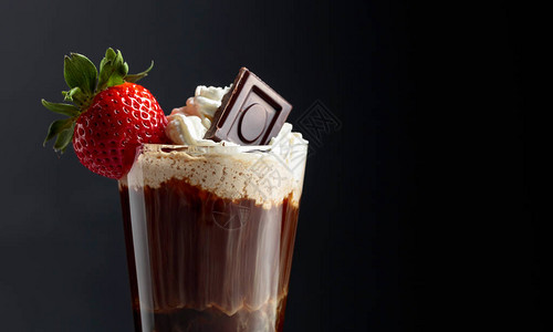 巧克力饮料与生奶油草莓和黑色背景上的黑巧克力图片