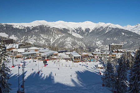 在高山脉的积雪覆盖的山谷全景与蓝天背景的滑雪图片