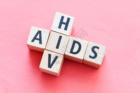 木制立方体的艾滋病标图片
