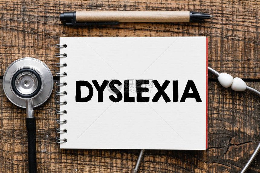 DYSLEXIA笔记本听诊器和木制图片