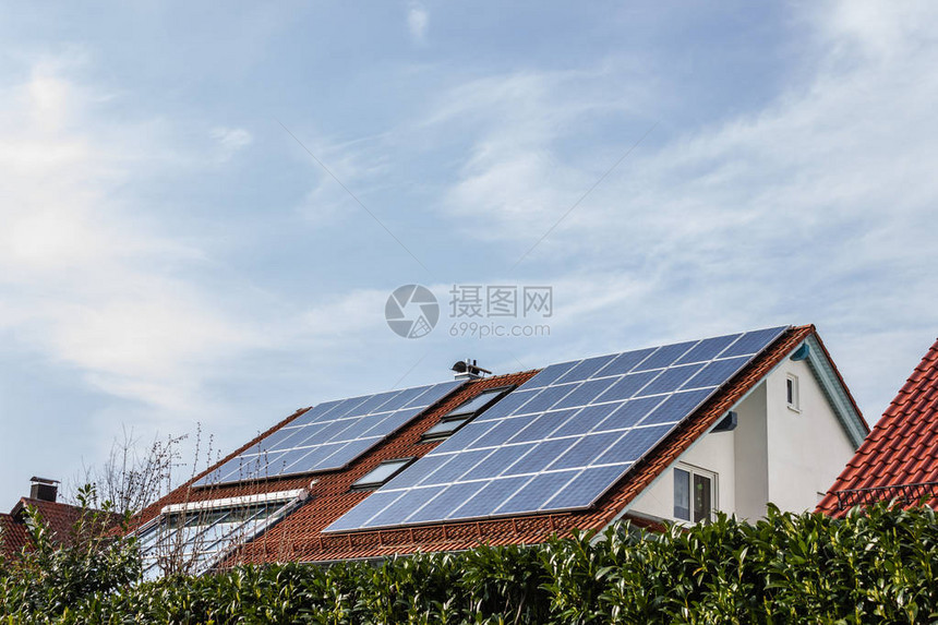 月春天下午在德国南部乡村的屋顶上有太阳能图片