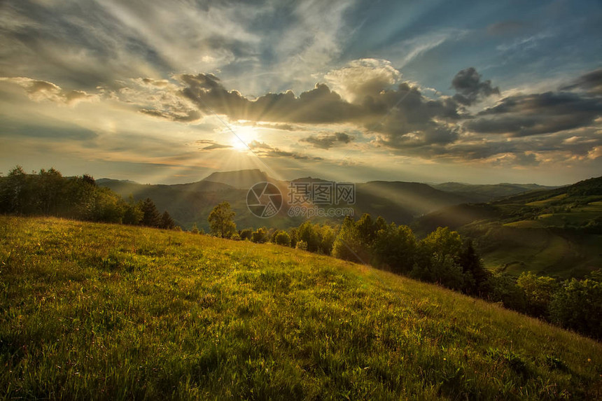 山地景色大日落春天的卡帕蒂亚图片