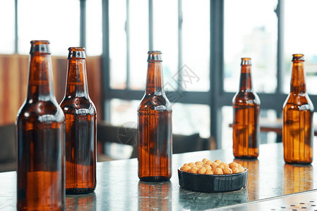 棕色玻璃啤酒瓶在现代酒吧图片