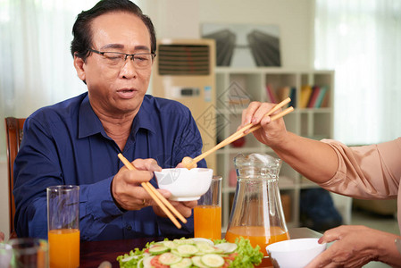 高三的越南人从晚饭桌图片