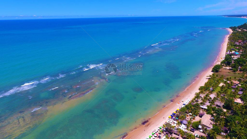 巴西伊亚州塞古罗港ArraialdAjuda海滩的鸟瞰图与几棵棕榈树的秀丽风景旅行目的地假期旅图片
