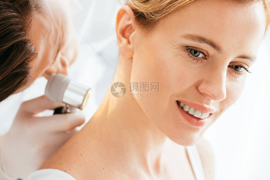在皮肤科医生用皮肤镜检查颈部时图片