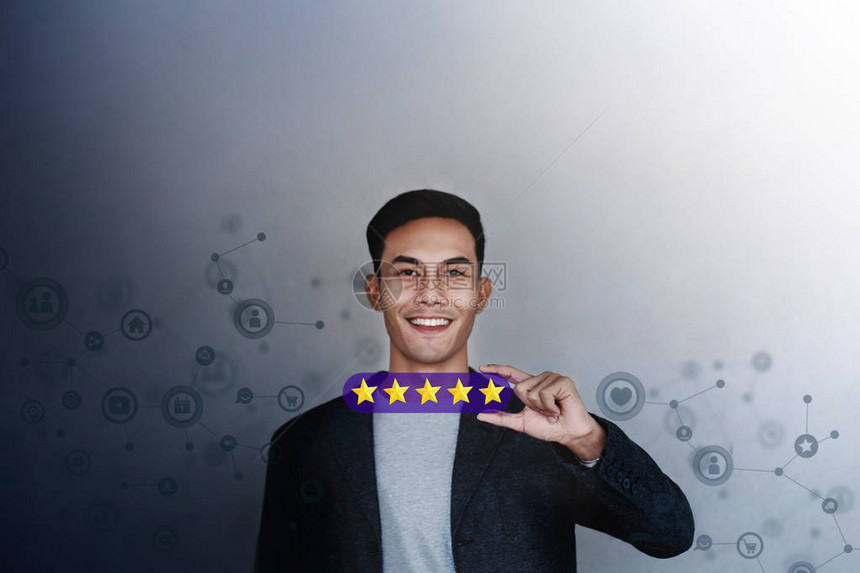 客户经验概念快乐的年轻商人展示五星服务评分满意度高兴的客户反馈和在线评论图片