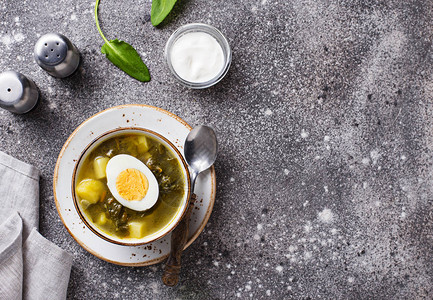 酢浆草汤或绿色罗宋汤配鸡蛋和酸奶油图片