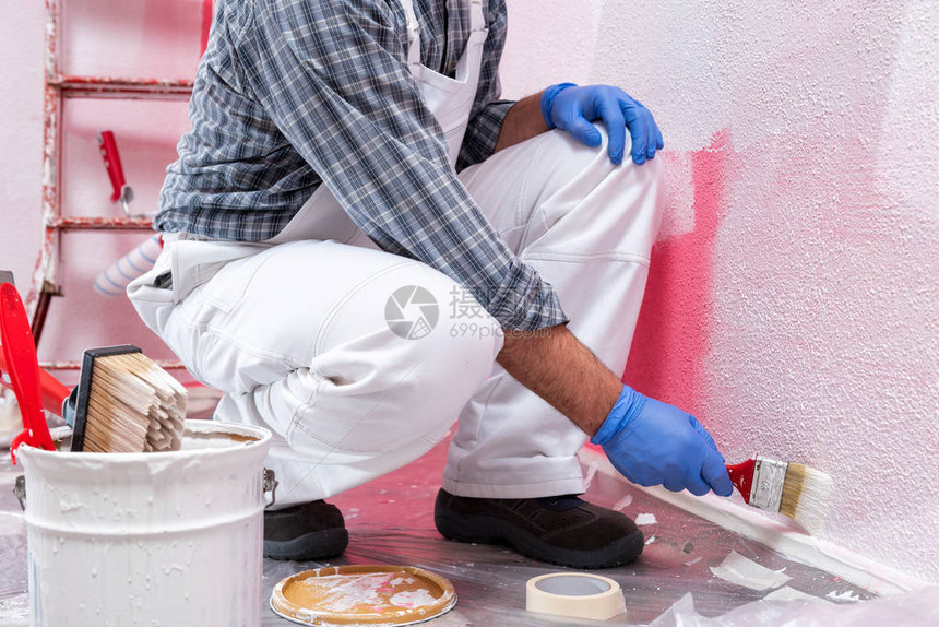 白人房屋油漆工穿着白色工作服图片