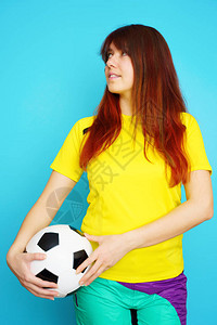穿黄色T恤蓝底足球的背景图片