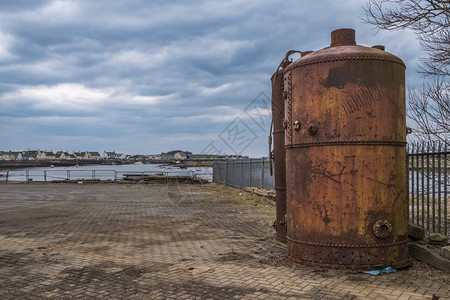 克莱德湾IrvineHarbourNorthAyrshireScotland查看一些古老的海上生锈设备背景