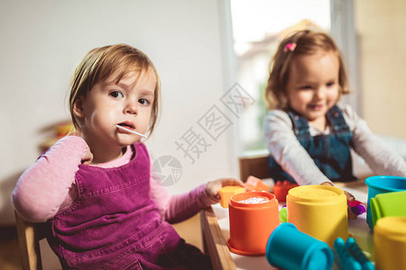 幼儿童女孩在家中幼儿园或图片