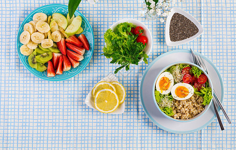 新鲜沙拉早餐碗配燕麦片西红柿生菜微绿蔬菜和煮鸡蛋健康食品素食佛碗图片