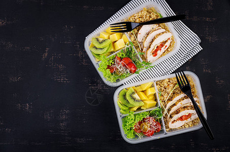午餐盒鸡肉碾碎干小麦微型蔬菜番茄和水果健康的健身食品带走便图片