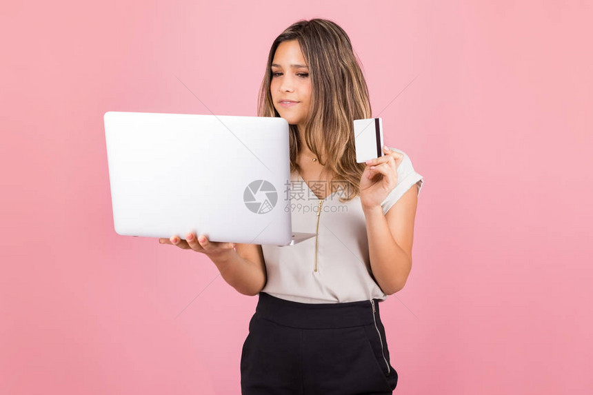 拉丁美洲年轻女用信卡和笔记本电脑在线购物图片