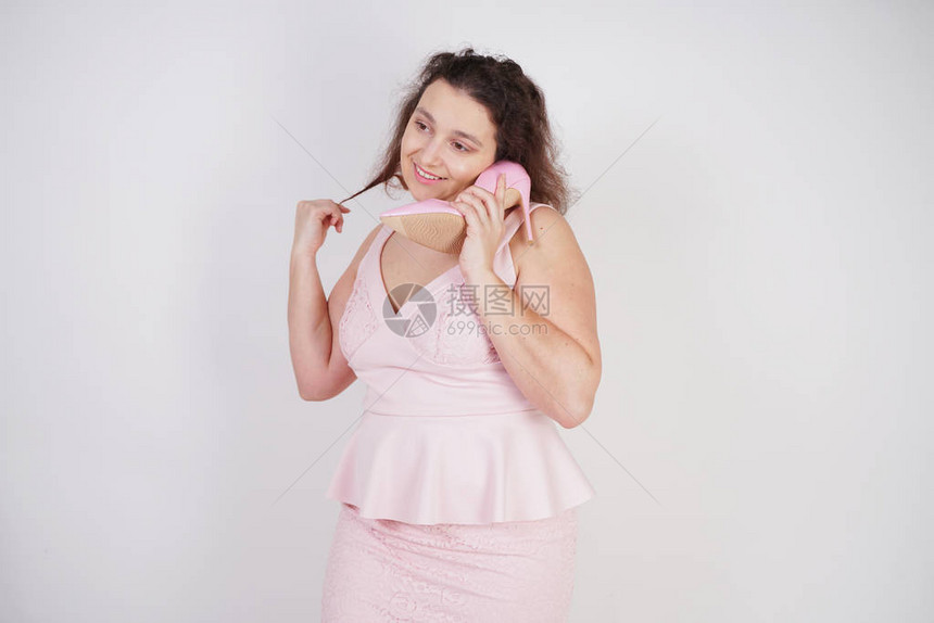 穿着粉红裙子的情绪狂躁的女人在鞋上聊天和八卦就像在电话里谈图片