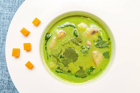 白色碗中绿色素食汤的平躺顶视图图片