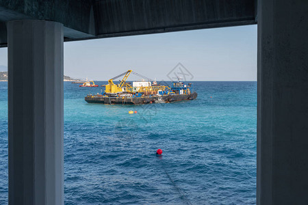 一艘建筑起重机驳船开始在摩纳哥海岸外开图片