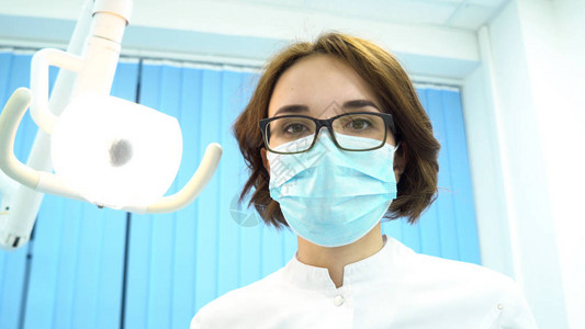 牙医检查患者口腔的患者观点图片
