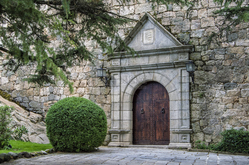 西班牙阿维拉卡斯蒂利亚和列恩省拉斯纳瓦斯德马克斯城堡内带有半圆形拱门图片